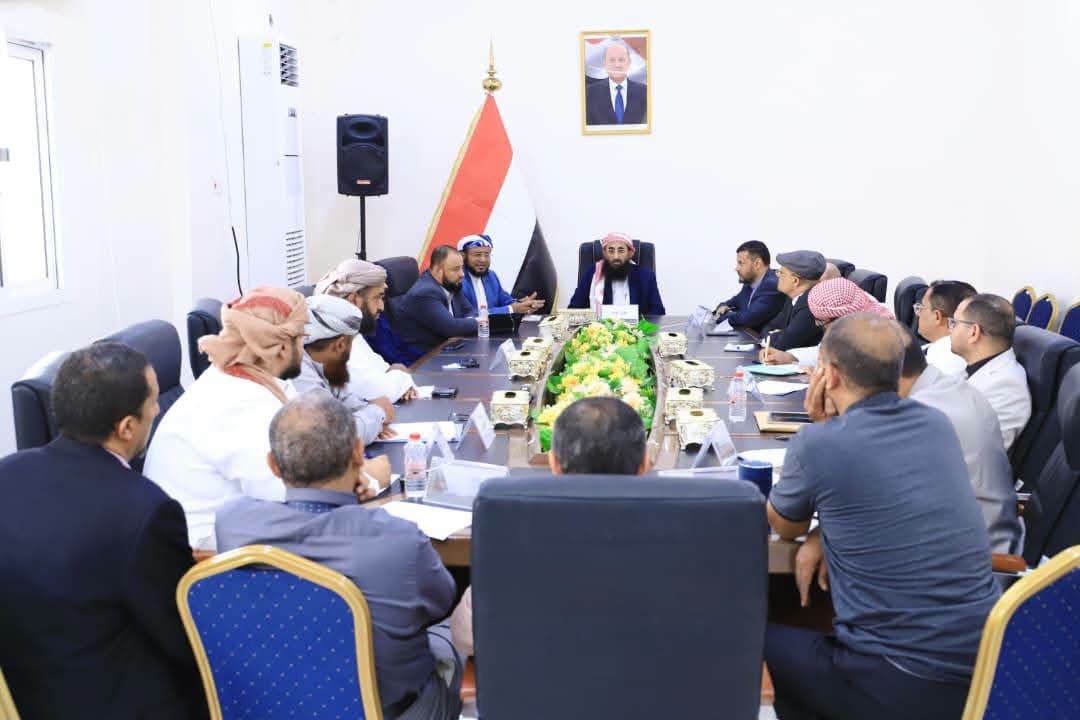 وزير الأوقاف والإرشاد يترأس اجتماع مجلس الوزارة ويؤكد أهمية مساندة معركة استعادة الدولة
